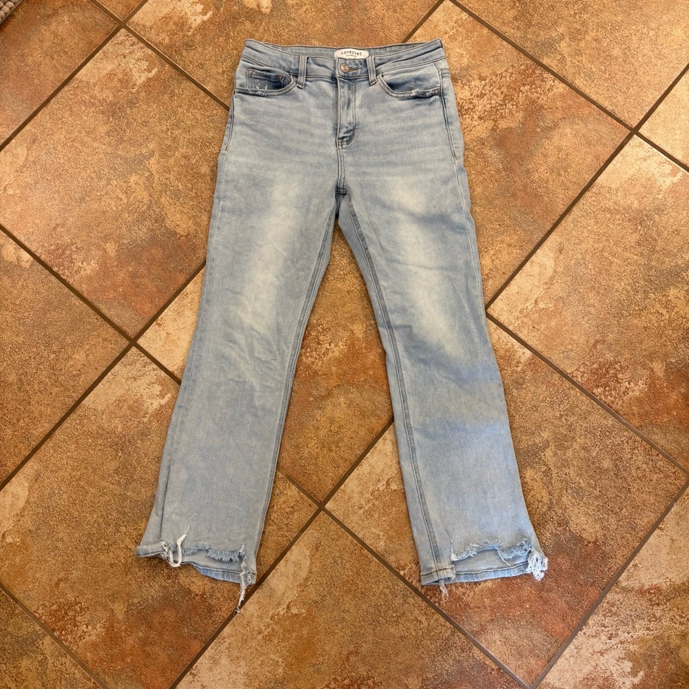 Light Wash Cropped Ankle Jeans with Frayed Hem